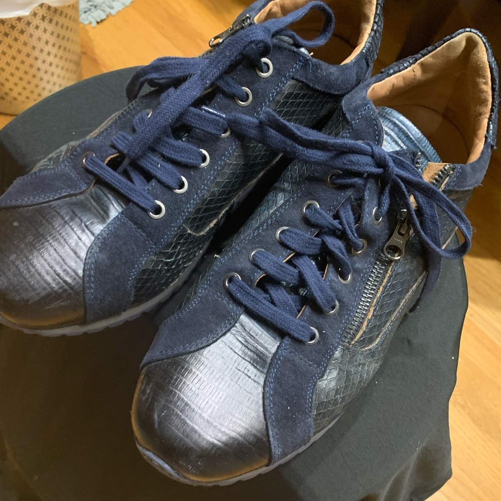 Men’s 10 women’s 12 loafer style shoe blue hardly worn. Right Bank Shoe Co.